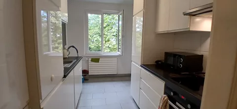 moderne Küche mit Kühlschrank, Mikrowelle und Backofen