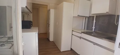 moderne Küche mit Kühlschrank, Mikrowelle und Backofen