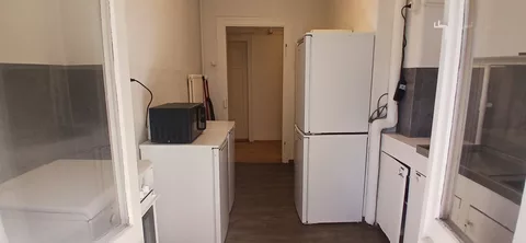moderne Küche mit Kühlschrank, Mikrowelle und Backofen