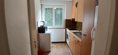 moderne Küche mit Kühlschrank, Mikrowelle und Backofen