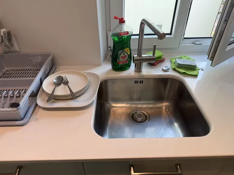 moderne Küche mit Kühlschrank, Mikrowelle und Backofen