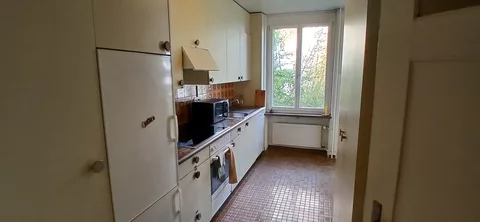 moderne Küche mit Kühlschrank, Mikrowelle und Backofen