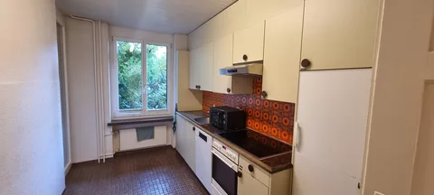 moderne Küche mit Kühlschrank, Mikrowelle und Backofen
