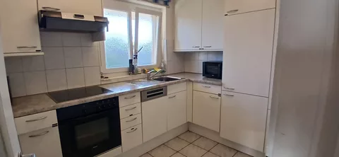moderne Küche mit Kühlschrank, Mikrowelle und Backofen