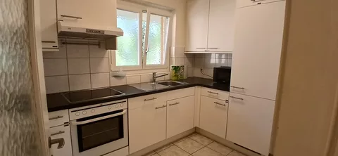 moderne Küche mit Kühlschrank, Mikrowelle und Backofen