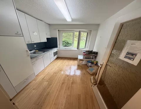 moderne Küche mit Kühlschrank, Mikrowelle und Backofen