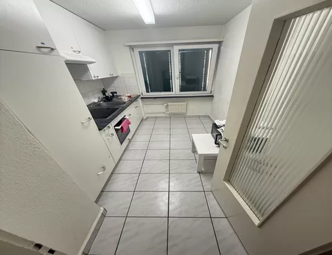moderne Küche mit Kühlschrank, Mikrowelle und Backofen