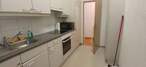 moderne Küche mit Kühlschrank, Mikrowelle und Backofen