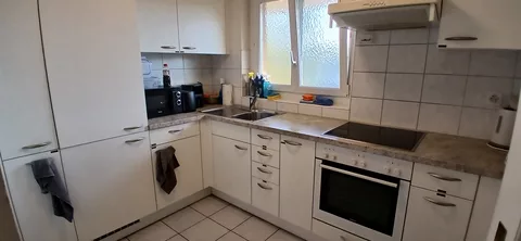 moderne Küche mit Kühlschrank, Mikrowelle und Backofen
