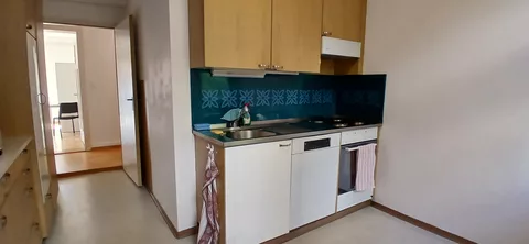moderne Küche mit Kühlschrank, Mikrowelle und Backofen