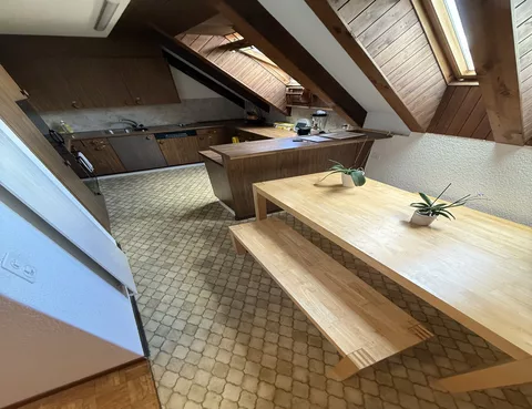 moderne Küche mit Kühlschrank, Mikrowelle und Backofen