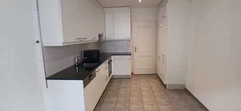 moderne Küche mit Kühlschrank, Mikrowelle und Backofen