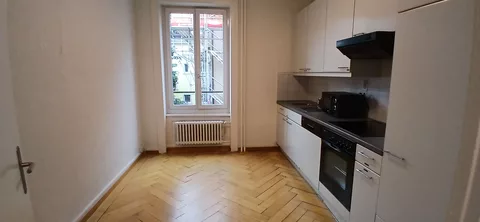 moderne Küche mit Kühlschrank, Mikrowelle und Backofen