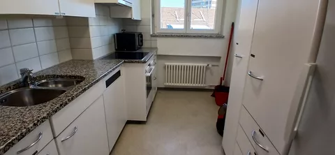 moderne Küche mit Kühlschrank, Mikrowelle und Backofen