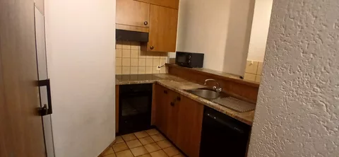 moderne Küche mit Kühlschrank, Mikrowelle und Backofen